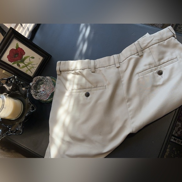 Haggar Khaki Shorts - Picture 3 of 4